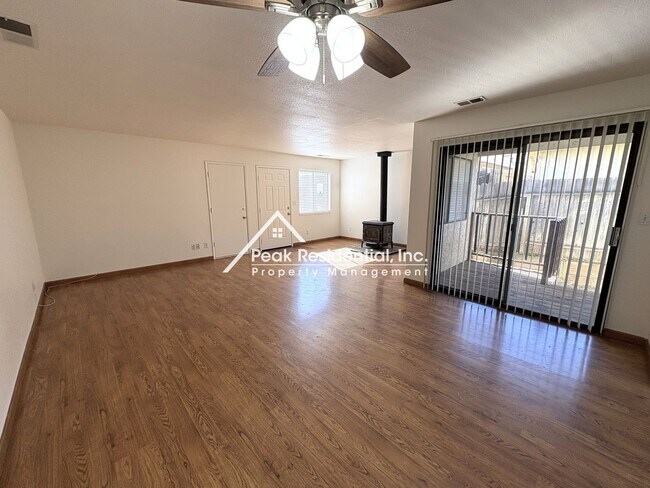 Building Photo - A Very Nice 3bd/2ba Orangevale Duplex with...