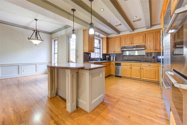Building Photo - 2510 Potomac Dr