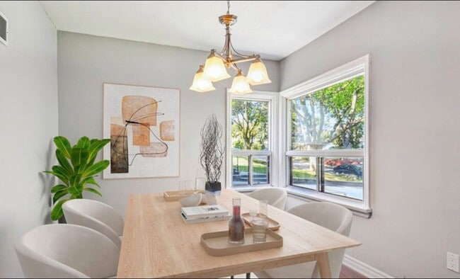 Dining Rm - 21 Lockheed Blvd