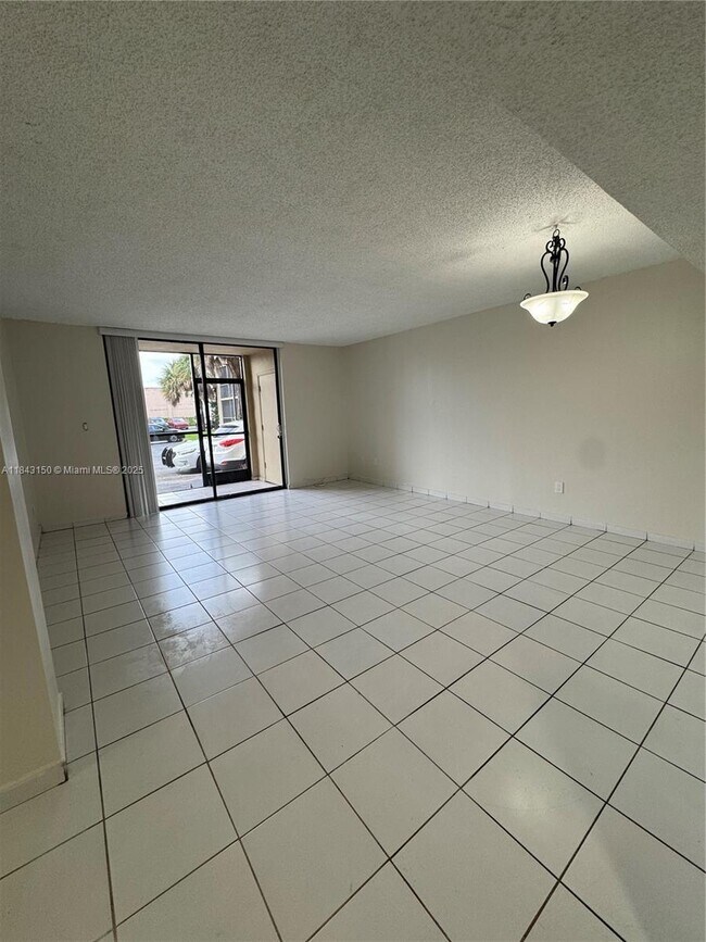Foto del edificio - 8615 NW 8th St