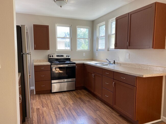 Building Photo - Newly Remodeled 2 Bedroom 1 Bath with Base...