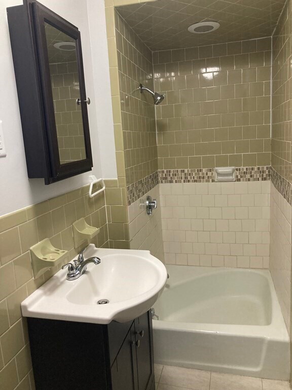 101 Sisson St Unit 2, Pawtucket, RI 02860 Room for Rent in Pawtucket