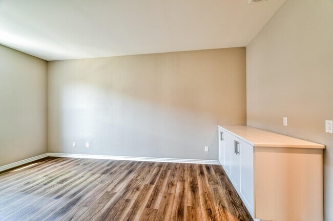 Building Photo - 201 W 47th St