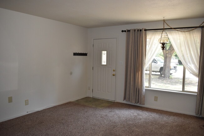 Building Photo - 7117 Pleasants Valley Rd