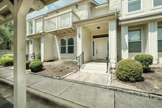 Building Photo - 2215 Dry Creek Dr