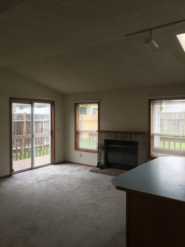 Building Photo - 3 Bedroom/2 Bathroom Ranch Style Home In D...