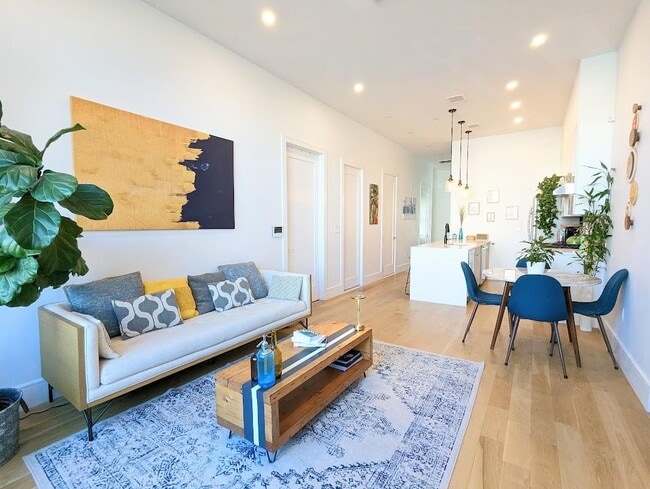 Building Photo - 33 Waverly St