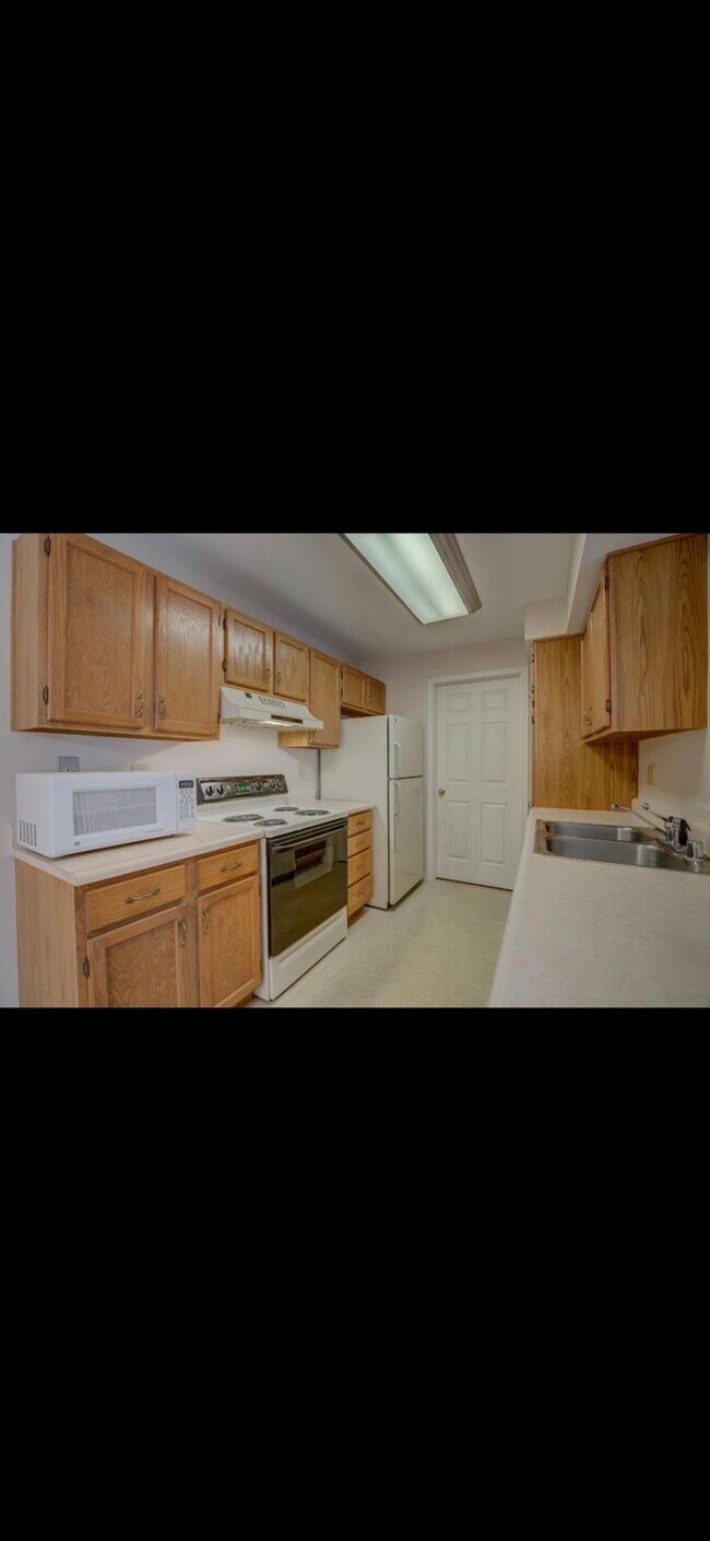 Building Photo - 576 Cloverfield Ln