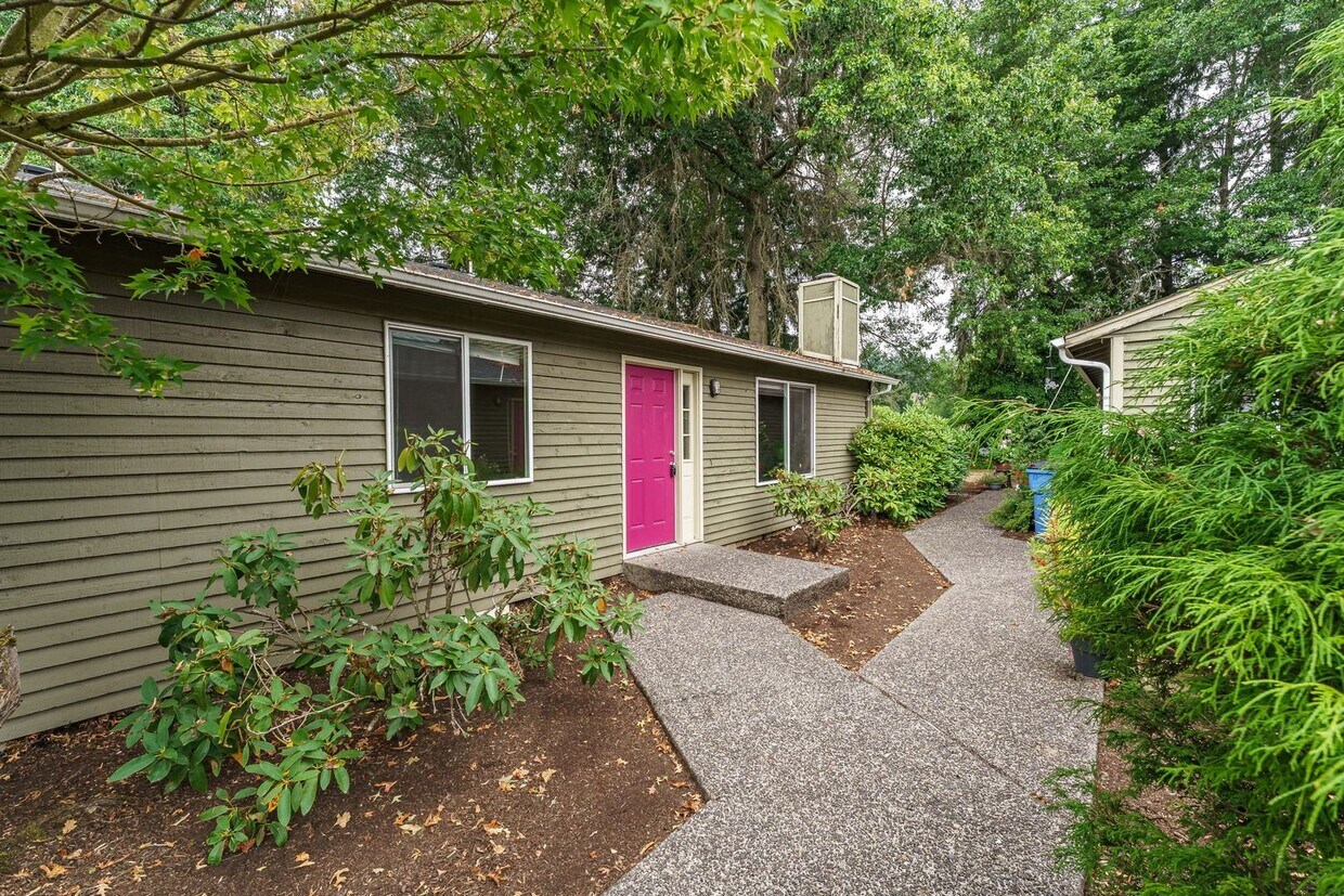 Foto principal - 2 Bedroom 2 Bath with single car garage