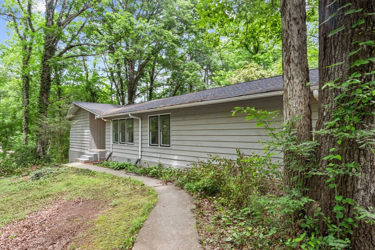 Primary Photo - Charming Weatherly Woods Home with In-Law ...