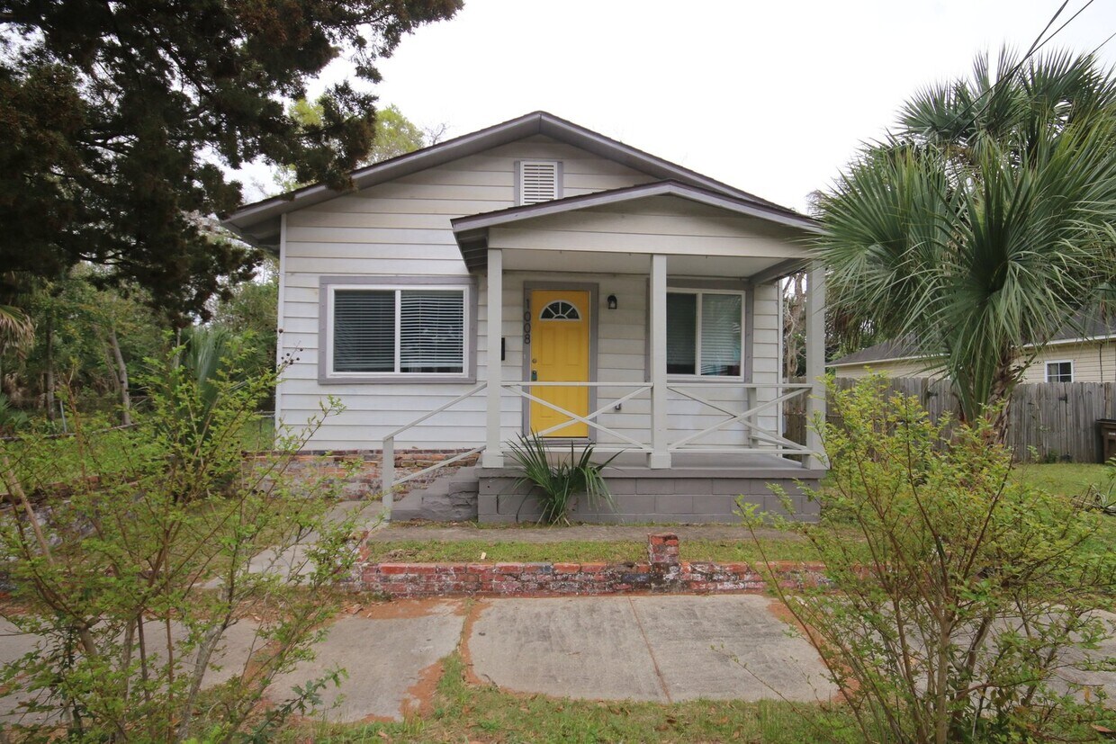 Primary Photo - East Hill area ~ Updated 3 bed 2 bath ~ Wa...