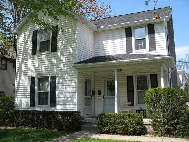 Building Photo - 3259 Iroquois Rd