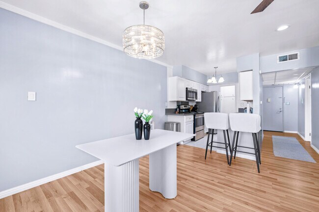 Comedor y cocina - 12801 Moorpark St