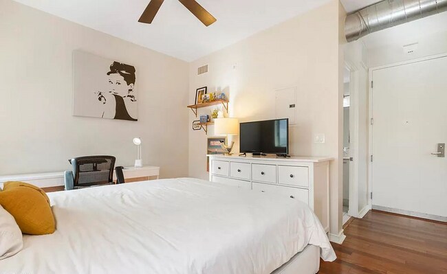 Foto del edificio - A sensational loft-style condo with a huge...