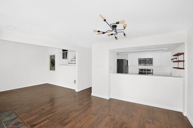 Building Photo - 2 Bedroom Plus Bonus Room in the Heart of Bellevue
