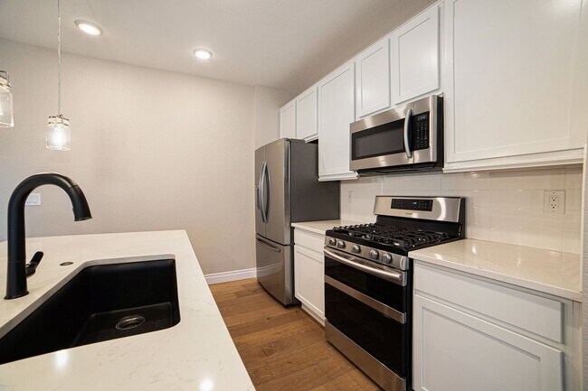 Building Photo - Gorgeous Townhome at Victory Ridge!