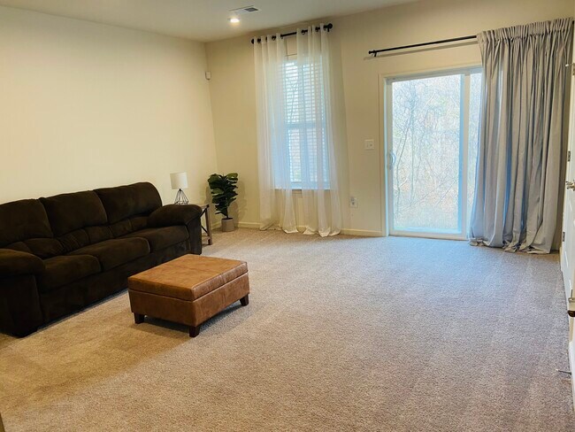 Foto del edificio - 1344 Hawk Hollow Dr