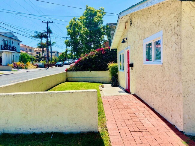 Foto del edificio - ADORABLE  2bd 1ba HOUSE  BLOCKS to HERMOSA...