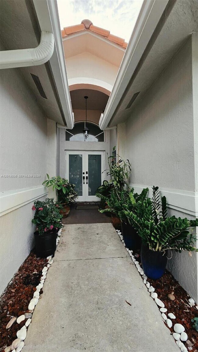 Foto del edificio - 16850 Crestview Ln