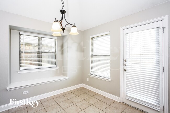 Building Photo - 1108 Colonial Dr