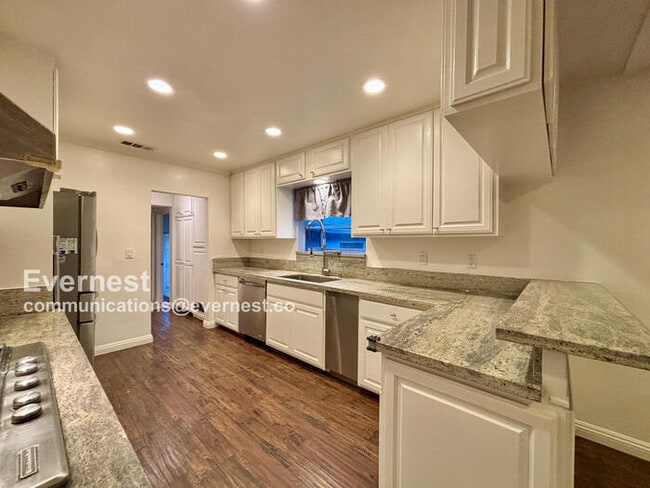 Building Photo - 4932 La Crescenta Ave