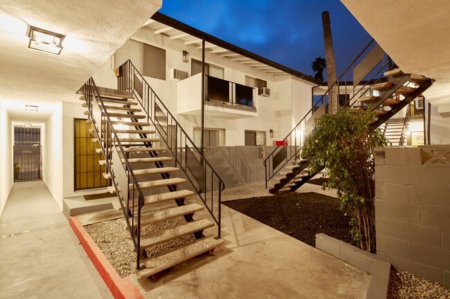 Building Photo - 204 Manhattan Pl