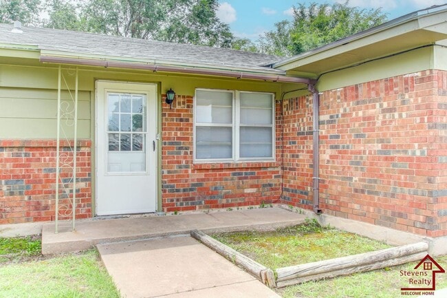 Building Photo - 4910 NW Pollard Ave