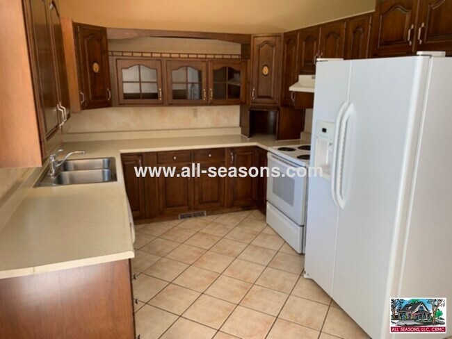 Building Photo - 2765 Maroon Bells Ave