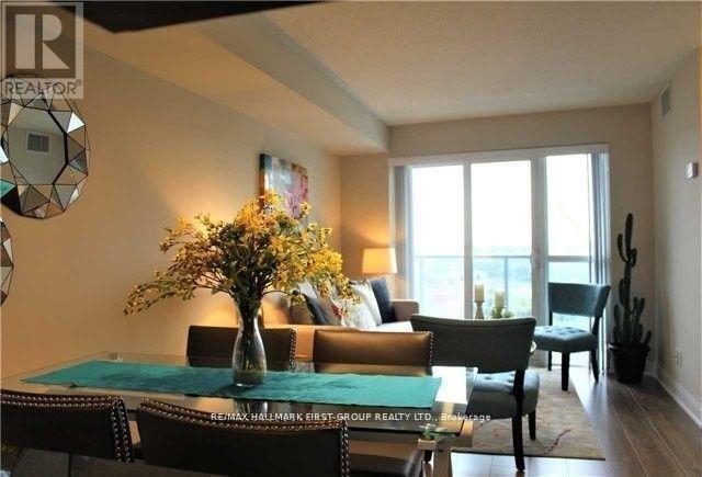 Photo du bâtiment - 125 Village Green Square