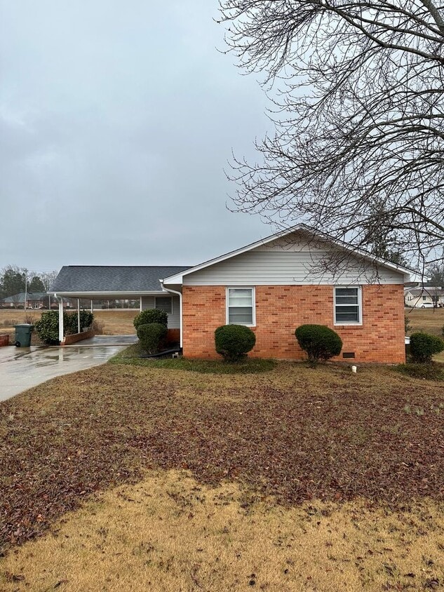 3 Bed/2 Bath in Seneca, SC - 3 Bed/2 Bath in Seneca, SC