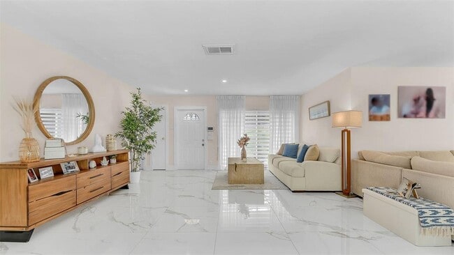 Foto del edificio - 8425 Southampton Dr