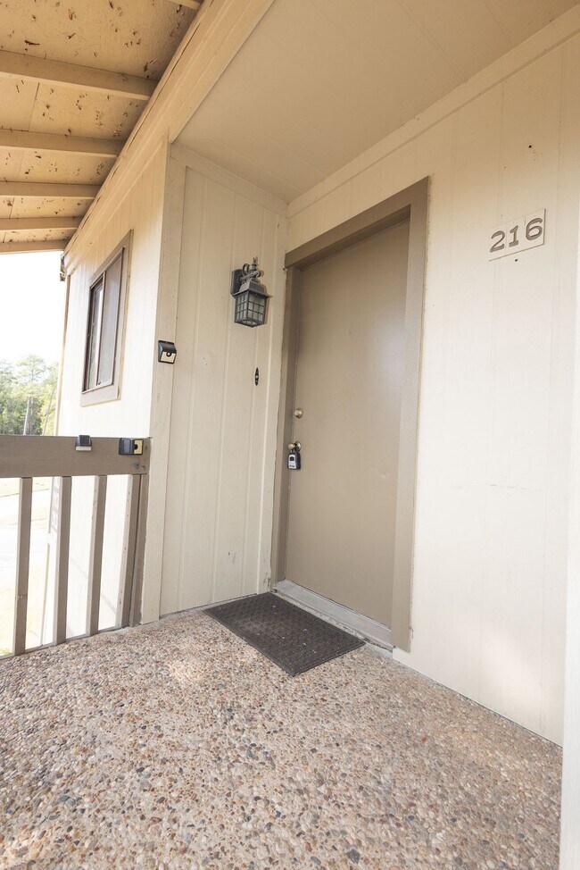 Building Photo - 15919 Golf Club Dr