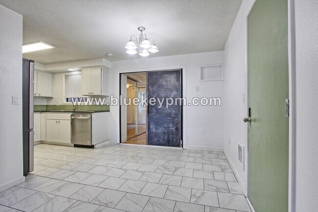 Building Photo - 3 Bed, 2 Baths Duplex in Hearthwood Neighb...
