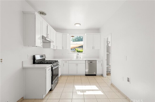 Incluye estufa, lavavajillas, refrigerador. - 3460 Brockton Ave