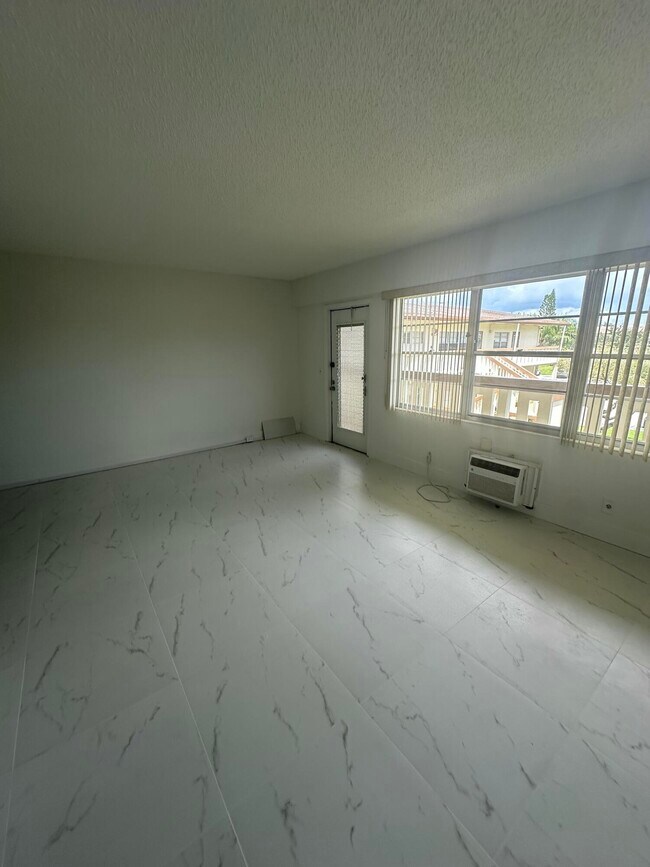 Building Photo - 205 Mansfield F