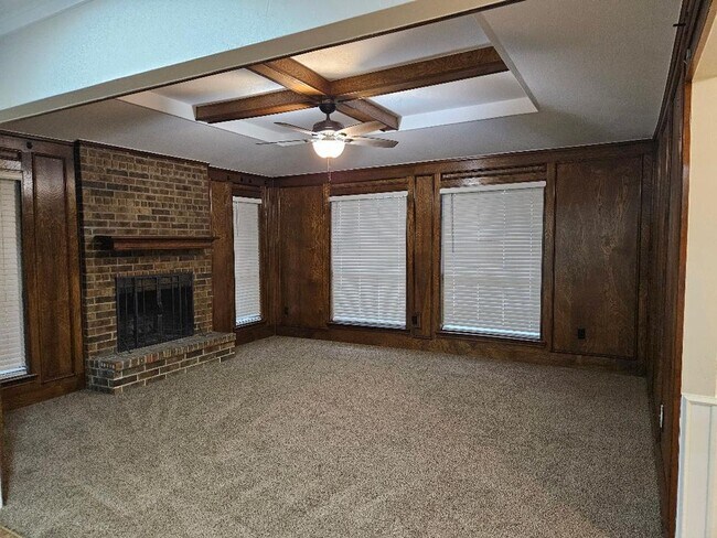 Foto del edificio - Three bedroom and two bathroom nicely remo...