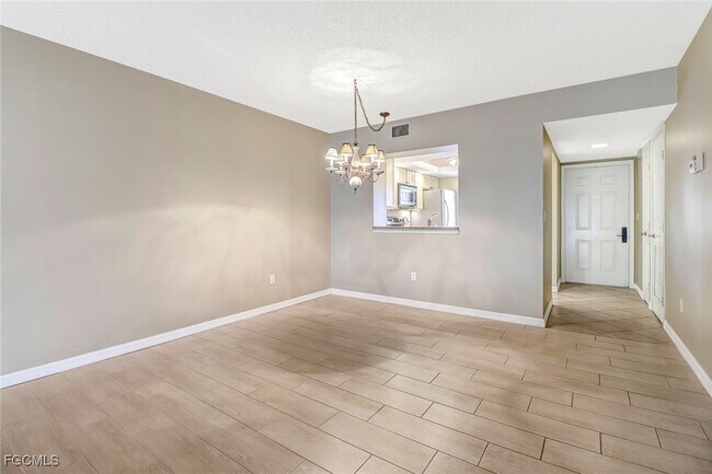 Foto del edificio - 7430 Lake Breeze Dr