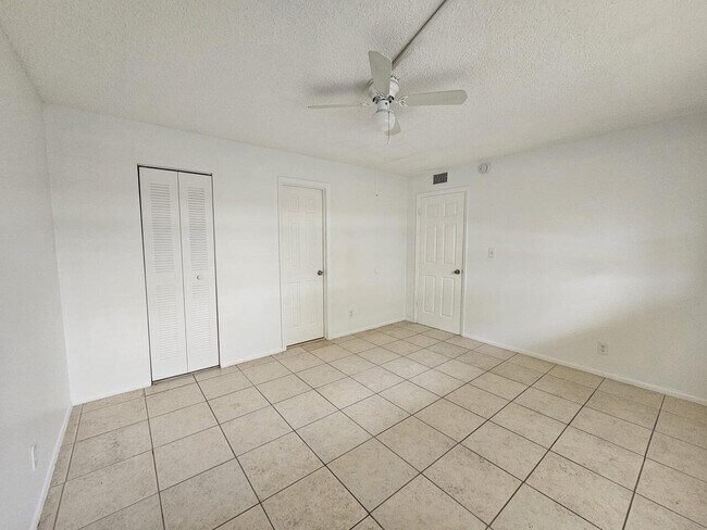 Foto del edificio - 8020 Fairview Dr
