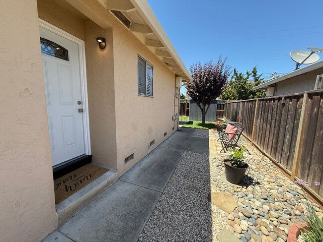 Building Photo - Willow Glen/Cambrian duplex - Beautifully ...
