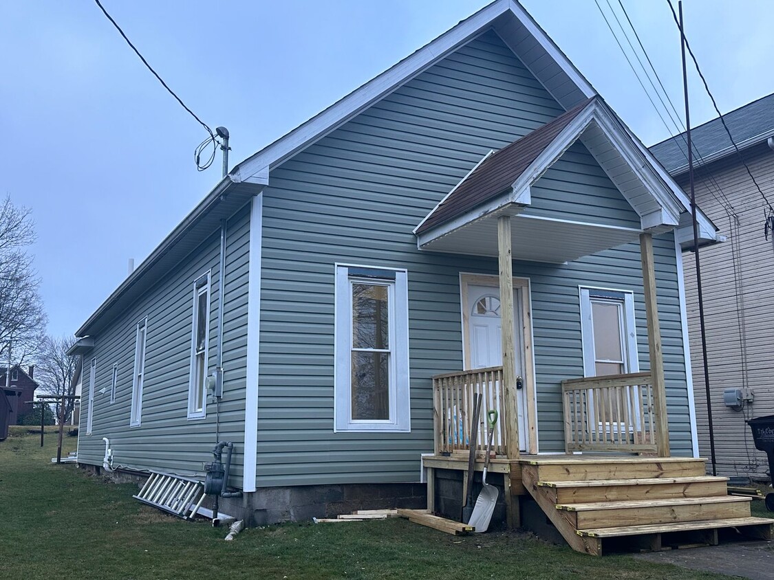 Primary Photo - Single Family Home in Grove City