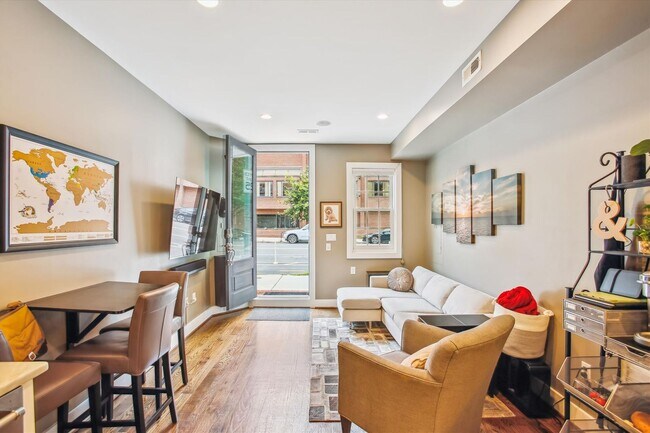 Foto del edificio - 2 BED PLUS DEN!!! * Fully Furnished and Fa...