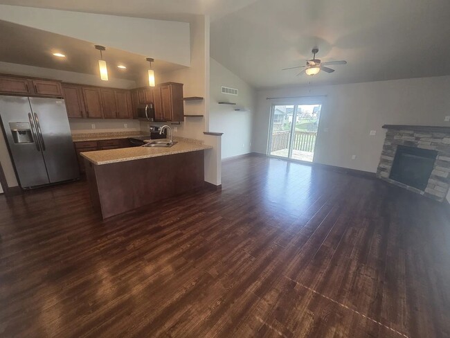Building Photo - 3 Bedroom 3 Bathroom Condo Available NOW i...