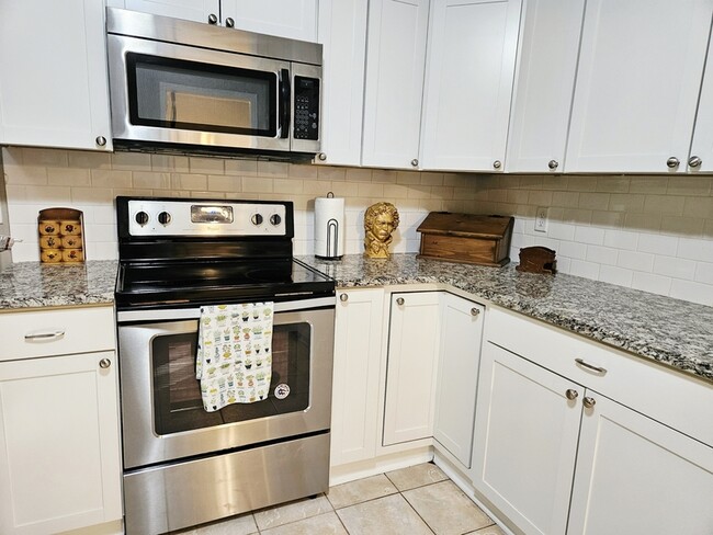 Building Photo - 1330 White Oak Dr