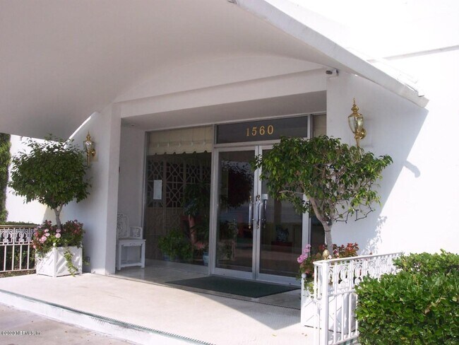 Foto del edificio - 1560 Lancaster Terrace