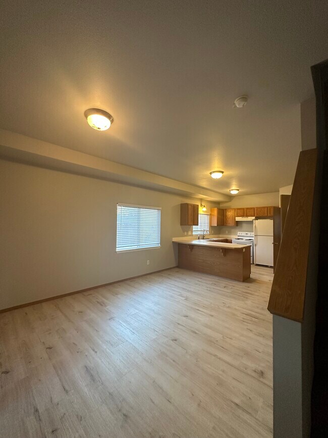 Open living room to kitchen with high ceilings - 1415 E Maple St