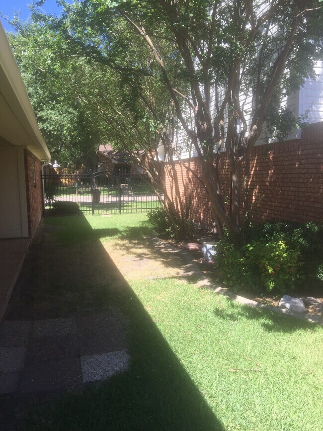 Foto del edificio - 2738 Hickory Bend Dr