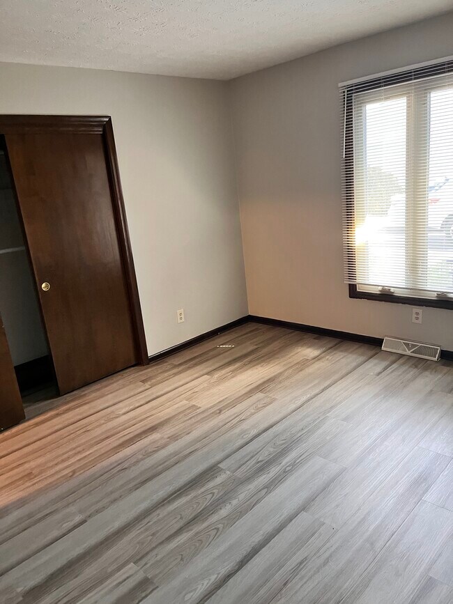 Dormitorio 1 - 1861 Hillandale Ave