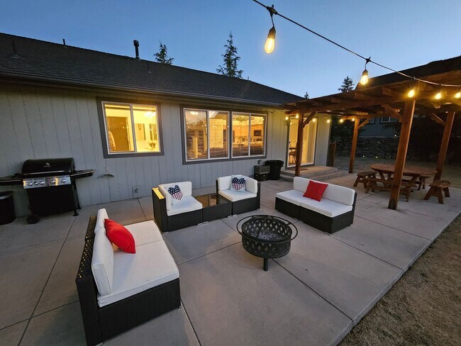 Building Photo - AMAZING FULLY FURNISHED 3 Bed / 2.5 Bath h...