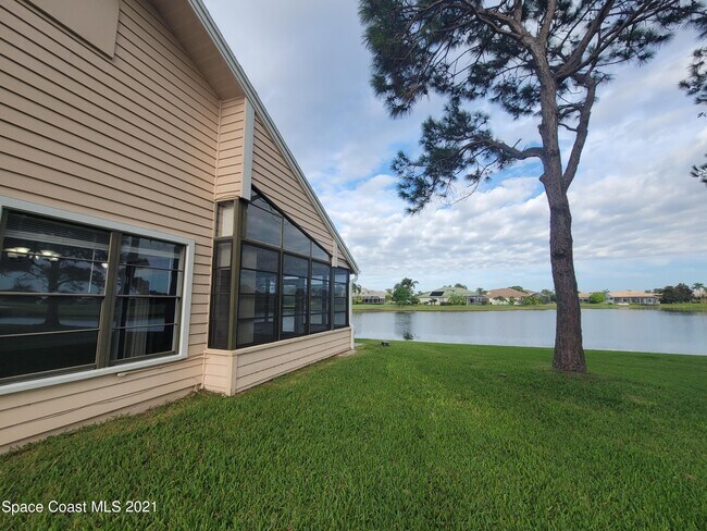 Foto del edificio - 912 Ridge Lake Dr