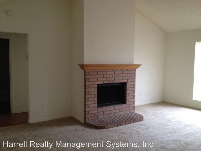 Building Photo - 3 br, 2 bath Apartment - 638 Park Place Dr.